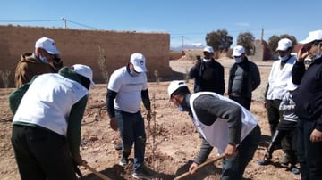 أثناء عملية غرس أشجار مع جمعية الخير دوار بوعياش جماعة أمرصيد بإقليم ميدلت