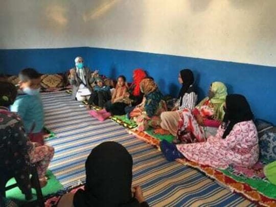 Mrs Touria Berradi talking with the women of Youssoufia about renewable energies March 2021 500x375