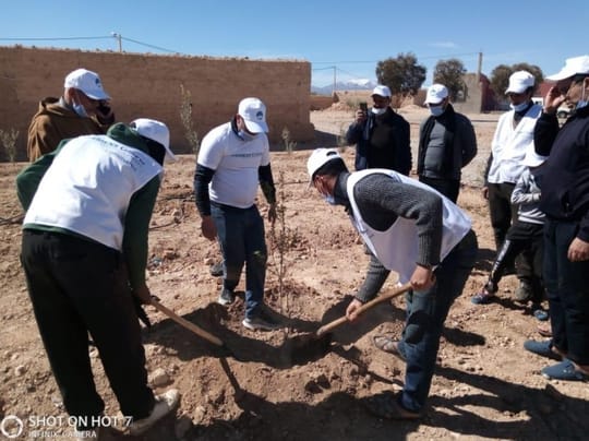 أثناء عملية غرس أشجار مع جمعية الخير دوار بوعياش جماعة أمرصيد بإقليم ميدلت